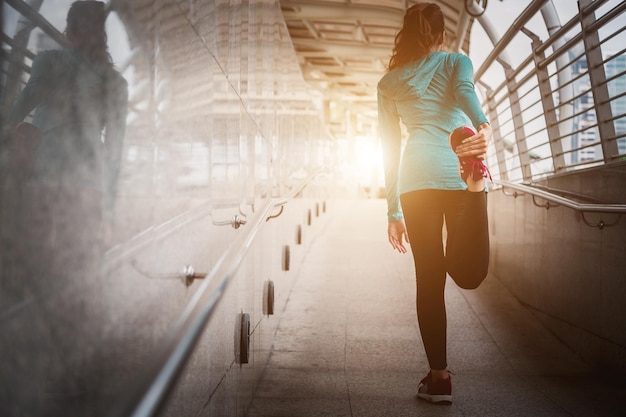 Foto mujer atleta preparándose para correr en la calle de la ciudad