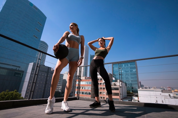 Foto mujer atlética adulta haciendo ejercicio y entrenando al aire libre