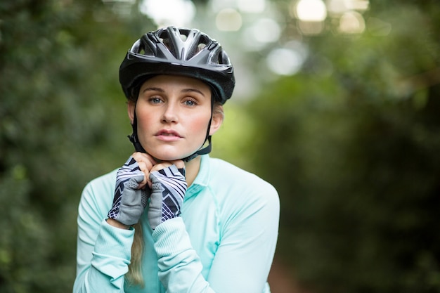 Mujer atlética con casco de bicicleta