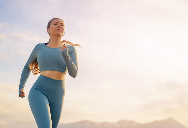 La mujer atlética corre al aire libre