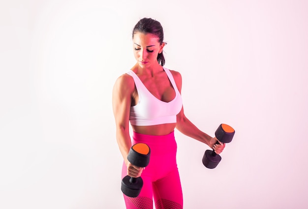 Mujer atlética con entrenamiento de ropa deportiva fitness