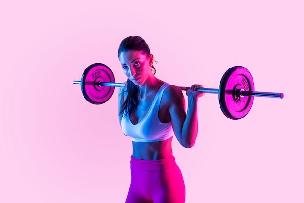 Mujer atlética con entrenamiento de ropa deportiva fitness