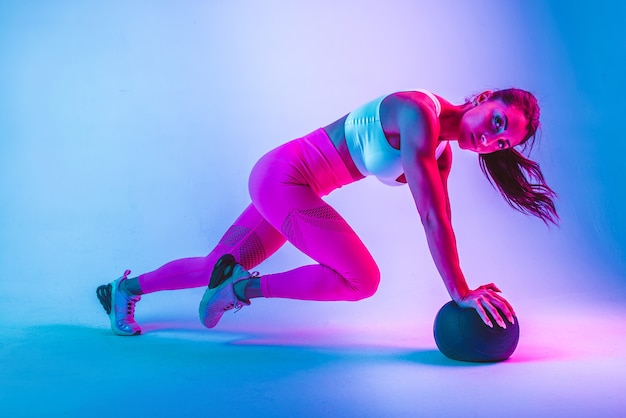 Mujer atlética con entrenamiento de ropa deportiva fitness