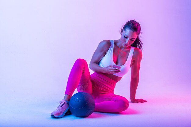 Mujer atlética con entrenamiento de ropa deportiva fitness