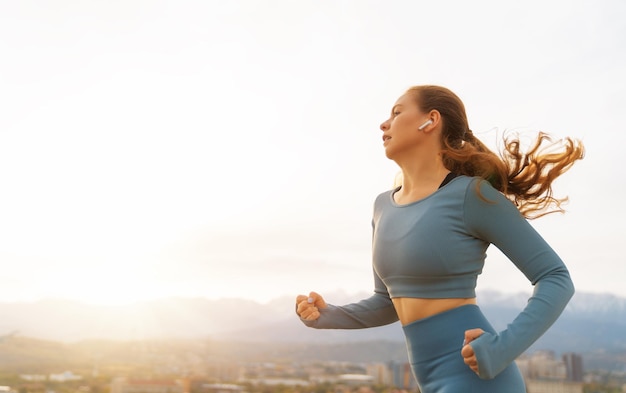 La mujer atlética está corriendo