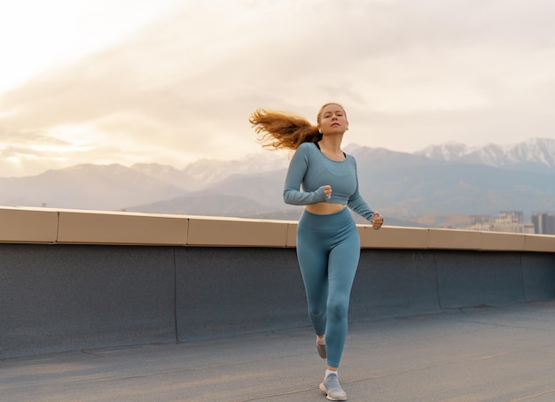 La mujer atlética está corriendo