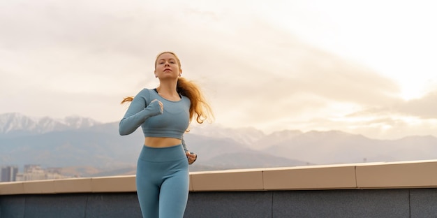 La mujer atlética está corriendo