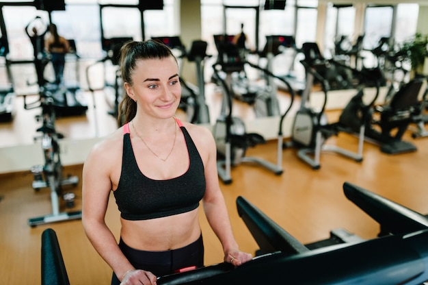 Mujer atlética haciendo ejercicio en el gimnasio