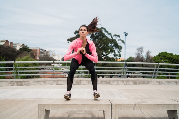 Mujer atlética haciendo ejercicio en el parque.