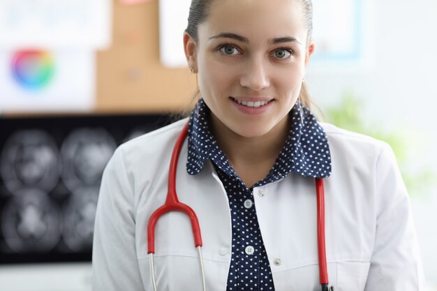 Mujer atractiva alegre en el lugar de trabajo