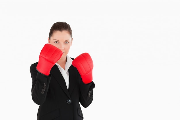 Mujer atractiva con algunos guantes de boxeo