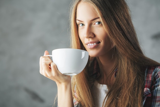 Mujer atractiva bebiendo café