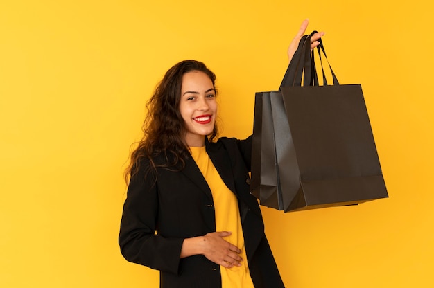 Mujer atractiva con bolsas de papel