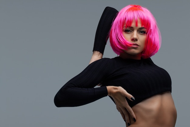 Mujer atractiva con cabello rosa neón