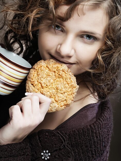 Mujer atractiva con café y pastel
