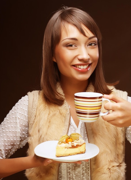 Mujer atractiva con café y postre