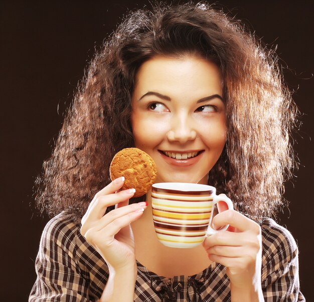 Mujer atractiva con café y postre