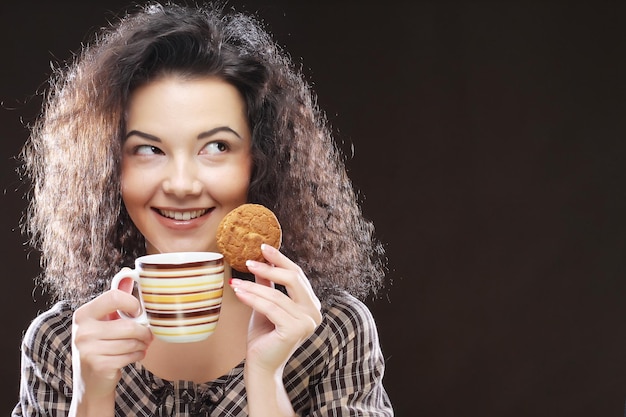 Mujer atractiva con café y postre