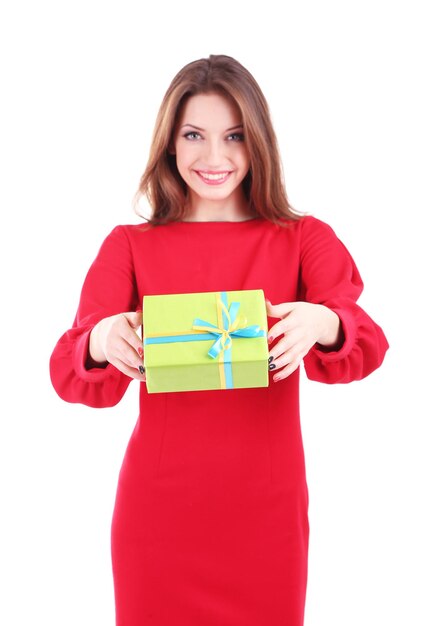 Mujer atractiva con caja de regalo, aislada en blanco