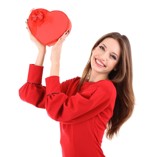 Mujer atractiva con caja de regalo en forma de corazón, aislada en blanco