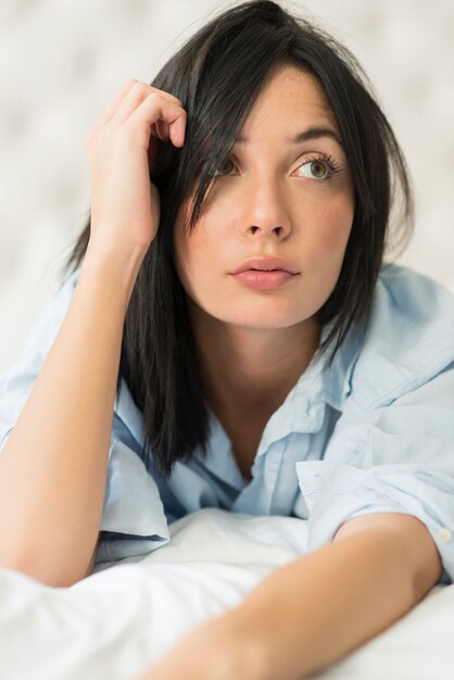 Mujer atractiva en la cama