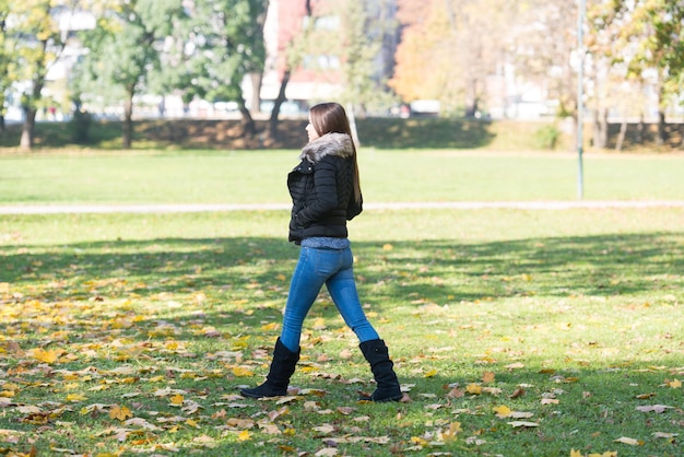 Mujer atractiva caminando en el bosque de otoño