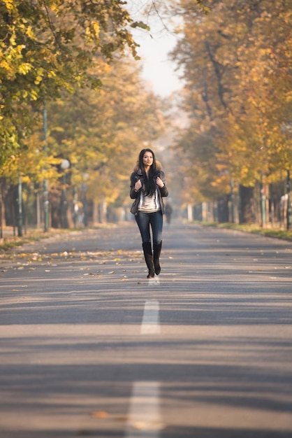 mujer atractiva caminando en el bosque