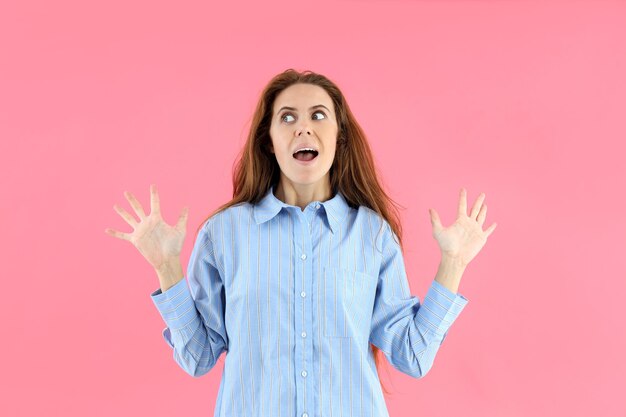 Mujer atractiva en camiseta sobre fondo rosa