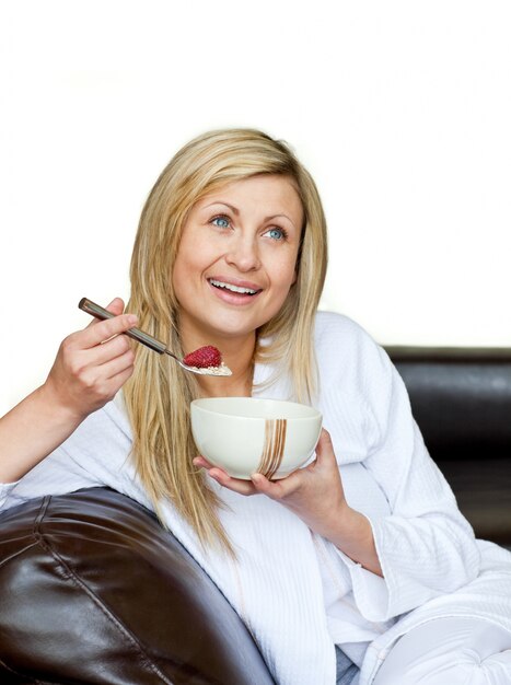 Mujer atractiva desayunando