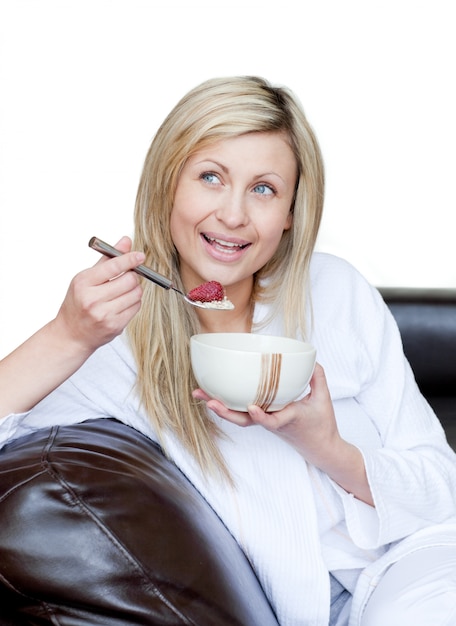 Mujer atractiva desayunando