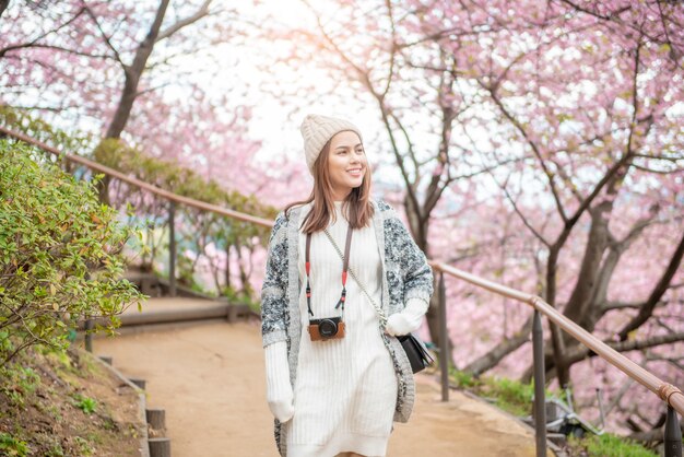 Mujer atractiva está disfrutando con cherry blossom en matsuda, japón