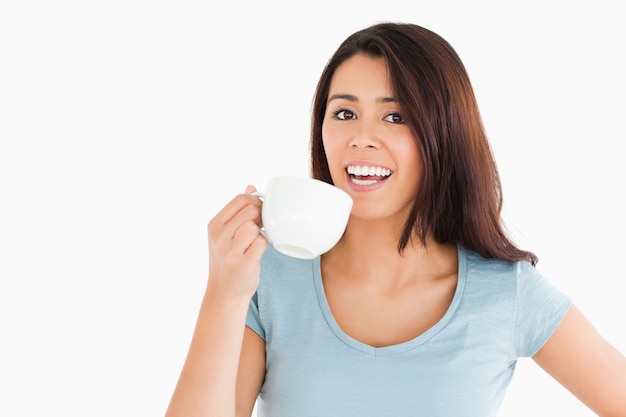 Mujer atractiva disfrutando de una taza de café