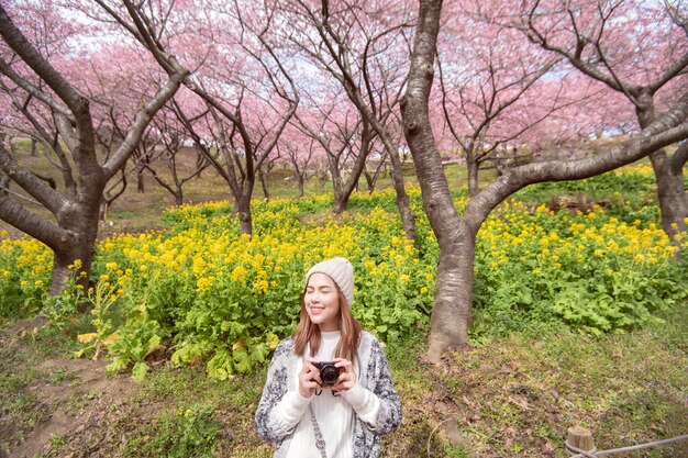 Mujer atractiva está disfrutando con Cherry Blossom en Matsuda, Japón