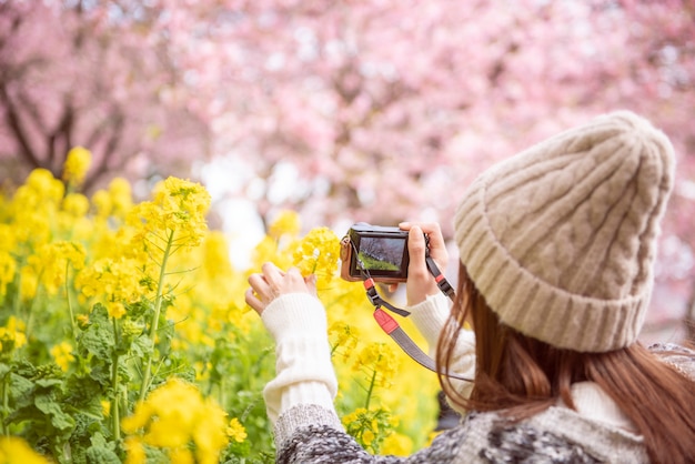 Mujer atractiva está disfrutando con Cherry Blossom en Matsuda, Japón