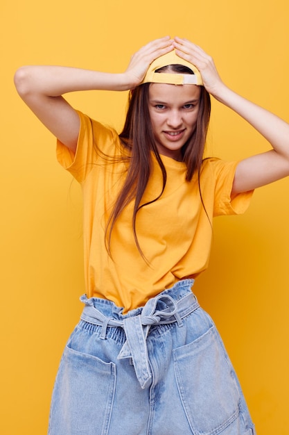 Mujer atractiva estilo juvenil ropa casual estilo de vida inalterado