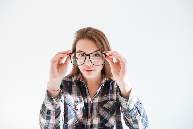 Foto mujer atractiva con gafas posando