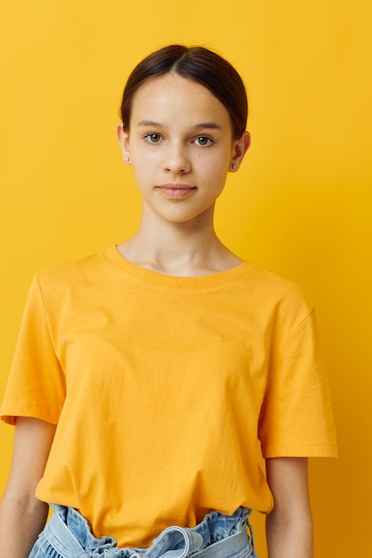Mujer atractiva en gafas de sol una camiseta amarilla estilo verano fondo aislado
