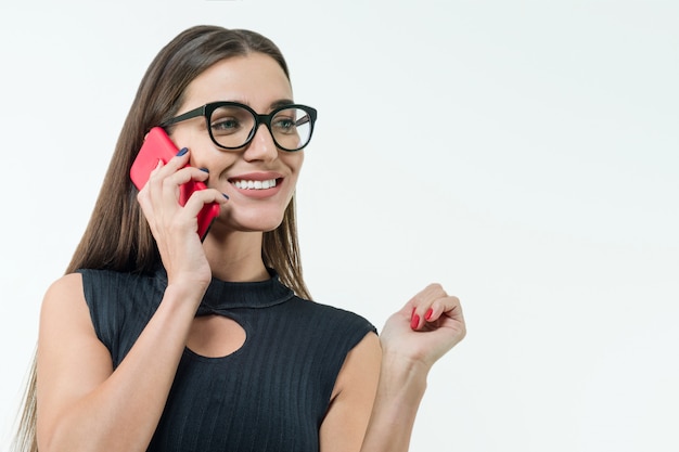 Mujer atractiva con gafas con teléfono