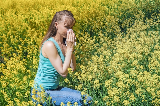 Foto mujer atractiva en jardín de flores amarillas.