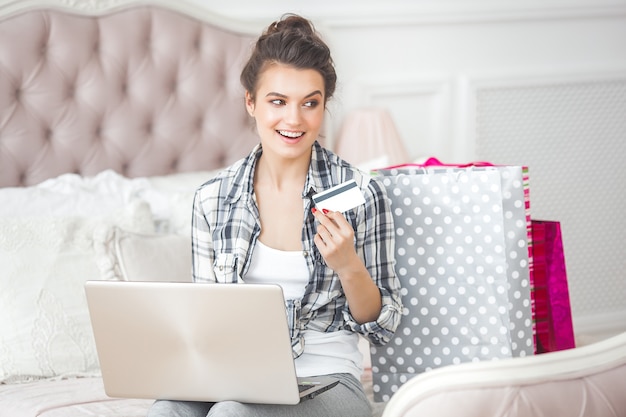 Mujer atractiva joven haciendo compras en línea en casa