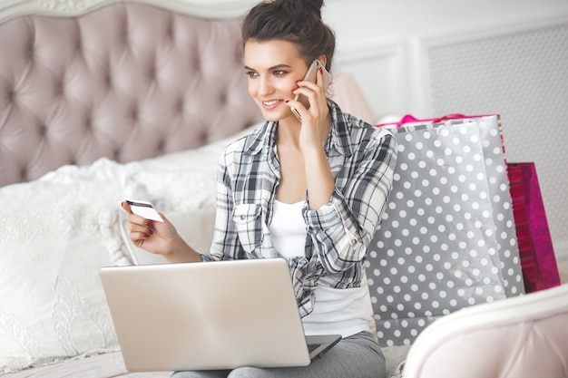 Foto mujer atractiva joven haciendo compras en línea en casa