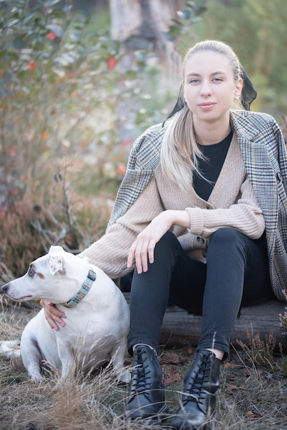 Mujer atractiva joven jugando con perro