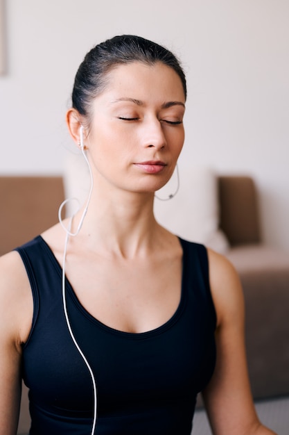 Foto mujer atractiva joven practicando yoga