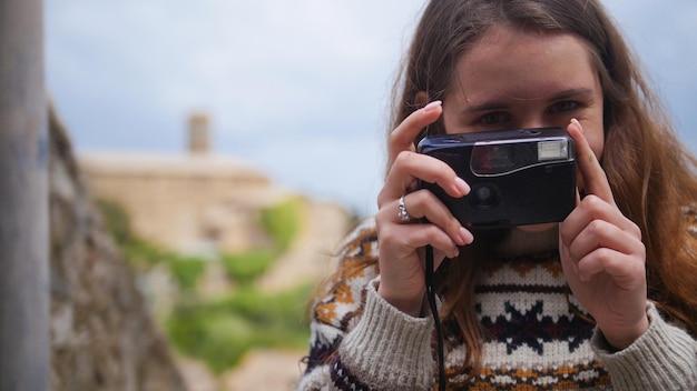 Mujer atractiva joven toma una foto de algo