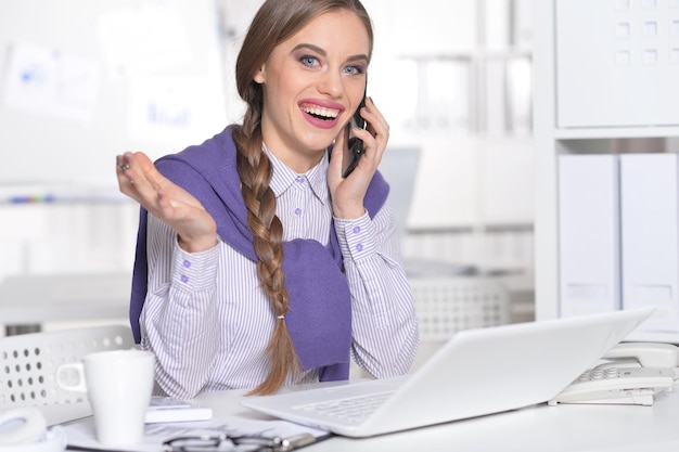 Mujer atractiva joven trabajando