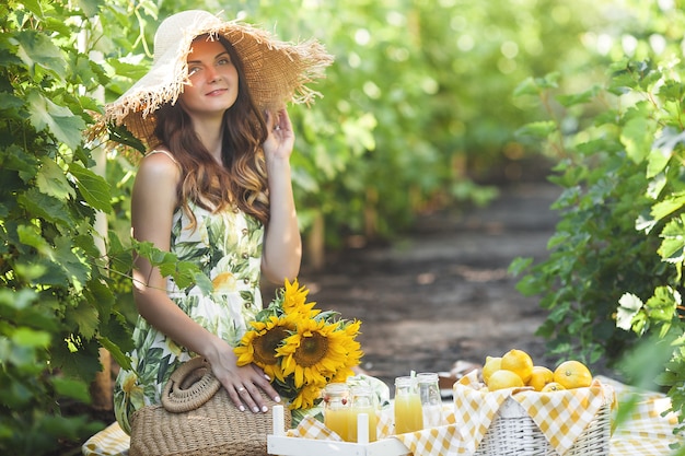 Mujer atractiva con limones.