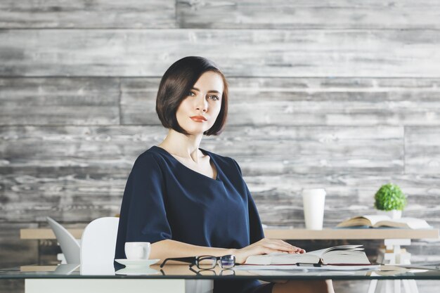 Mujer atractiva en el lugar de trabajo