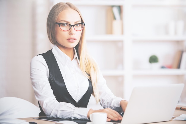 Mujer atractiva en el lugar de trabajo