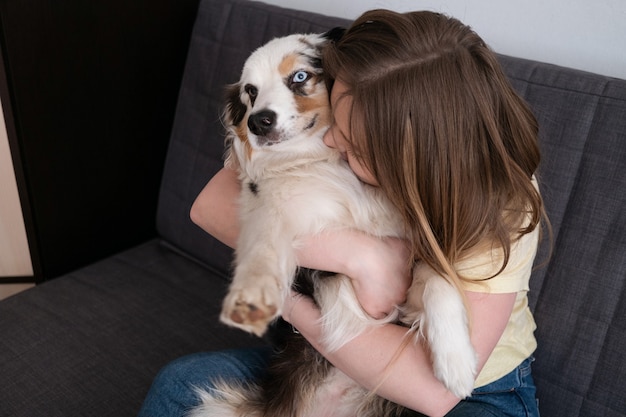 Mujer atractiva mantenga abrazo hermoso lindo pastor australiano blue merle perros cara