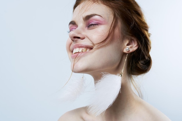 Mujer atractiva maquillaje brillante pendientes esponjosas joyas estudio de moda foto de alta calidad
